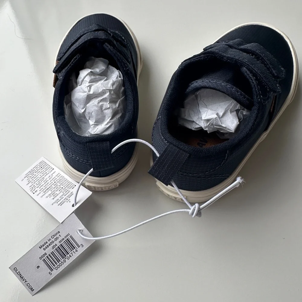 NWT Old Navy Blue Double Strap Unisex Boy’s Toddler Sneakers Shoes Size 6